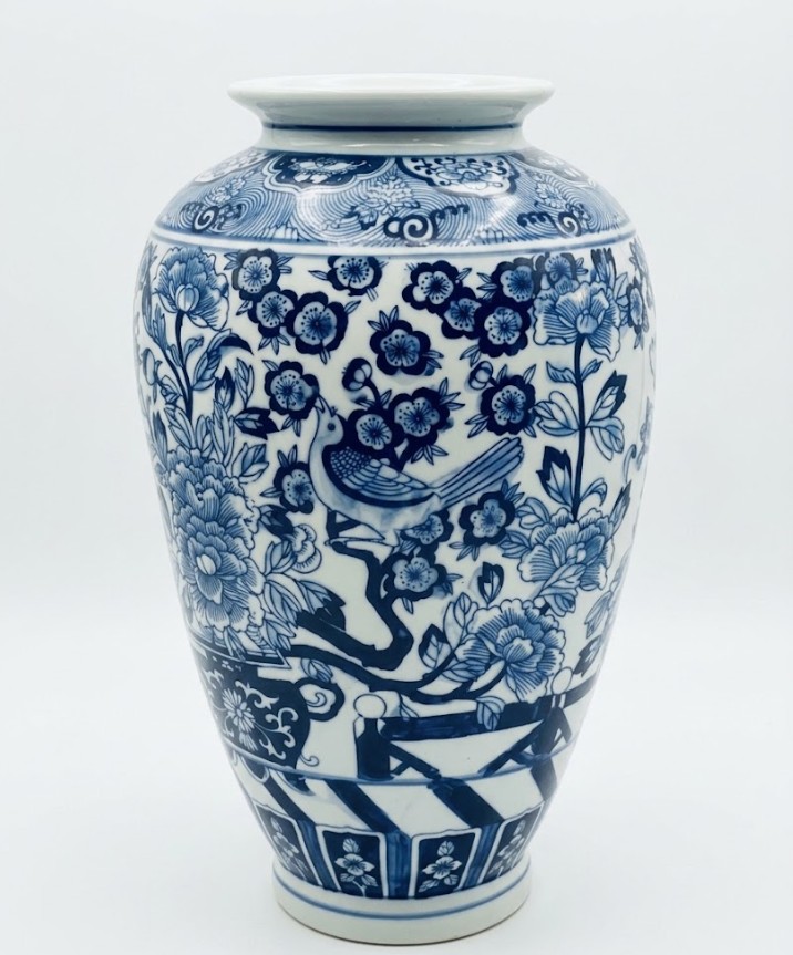 kek feher porcelan vaza hamptons coastal elegans klasszikus polgari virag indaminta madar chinoiserie dekoracio
