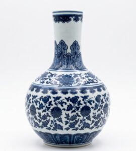 kek hamptons coastal elegans kek feher festett vaza viragos dekorácio dekoracio ajandek porcelan keramia