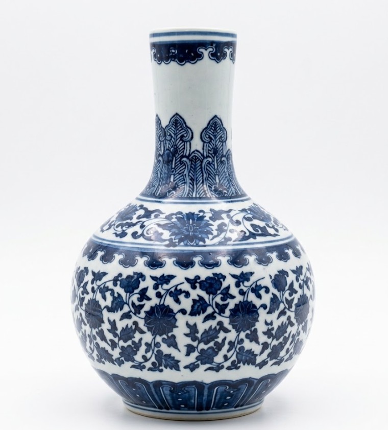 kek hamptons coastal elegans kek feher festett vaza viragos dekorácio dekoracio ajandek porcelan keramia